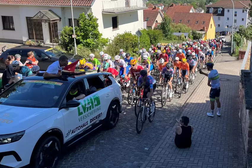 Die dritte Etappe der 38. LVM Saarland Trofeo führte am Samstag auch durch Blieskastel. Hier fährt das Peloton – nach dem Start