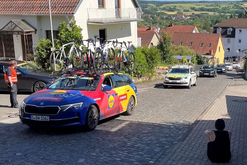 Nach dem Fahrerfeld: der lange Tross d mit den Materialwagen in Blieskasteler Gollensteinstraße.