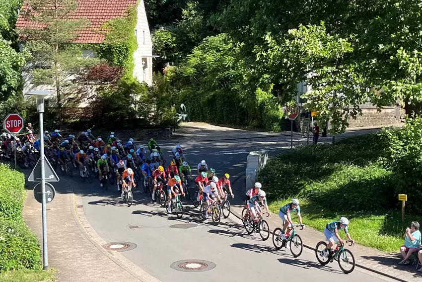 Das Peloton der A-Jugendlichen biegt auf der zweiten Runde am Samstag noch geschlossen in die Blieskasteler Tiergartenstraße ein