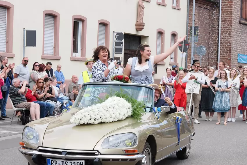 Rettichfestumzug 2026 in Schifferstadt: Bürgermeisterin Ilona Volk (Grüne) und Rettichkönigin Julia I. führten das festliche Tre