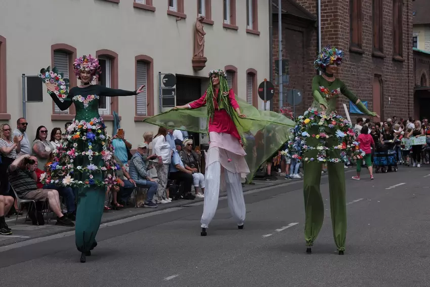 Stelzenläuferinnen zogen die Blicke der Besucher auf sich.
