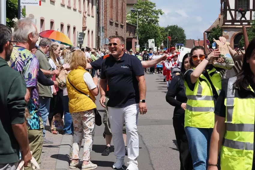Begleitet von seinen Mitarbeiterinnen und Mitarbeitern der Kreisverwaltung, mischte sich Landrat Volker Knörr (CDU) unters Volk.