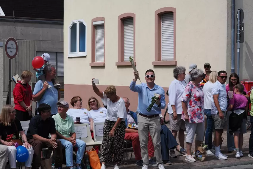 Schifferstadts Erster Beigeordneter, Patrick Poss (CDU), hat einen Rettich ergattert.
