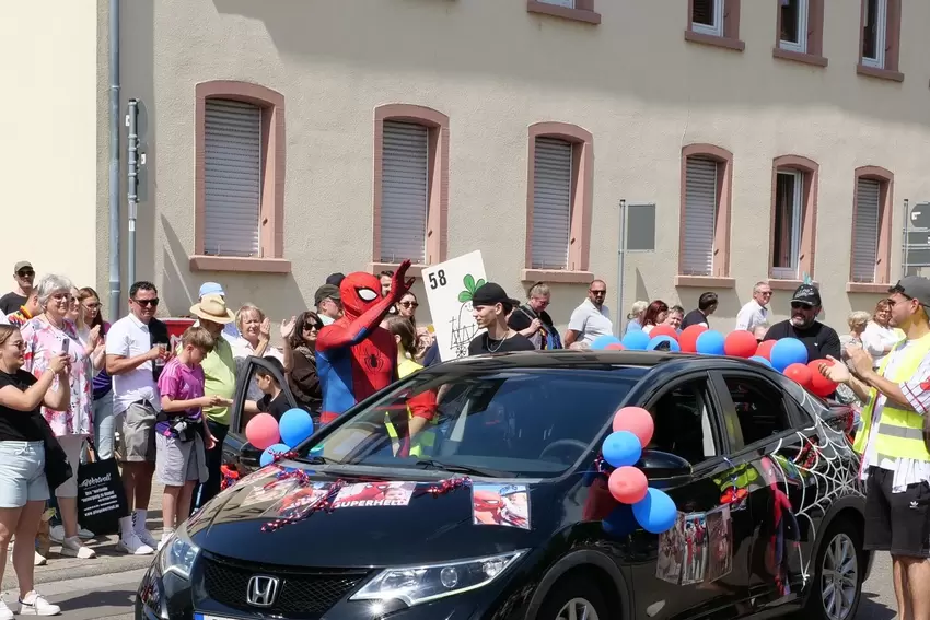 Superheld Spiderman (Claudio Cantali) hatte wenig Zeit, sodass er am Rathaus nur kurz aus dem Auto stieg und winkte – er musste
