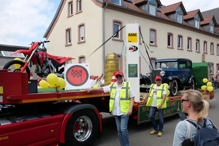 Der Motorsport- und Automobilclub (MAC) Schifferstadt huldigte nicht nur ausgewählten Kraftfahrzeugen, auch der Goldene Hut kam