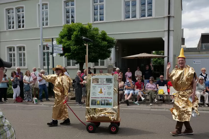 Freude an Verkleidung bewiesen inbesondere die Vertreter der Stiftung Goldener Hut.