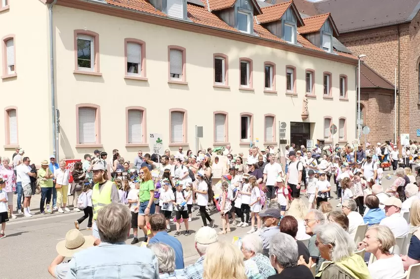Auch mehrere Kindertagesstätten liefen bei dem Zug mit, hier Kids und Betreuer der Kita St. Konrad.