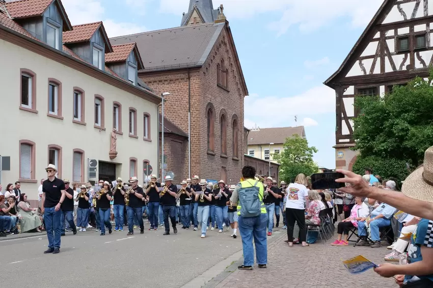Und wieder spielt die Musi: Hier dank des Musikvereins 1974 Schifferstadt.