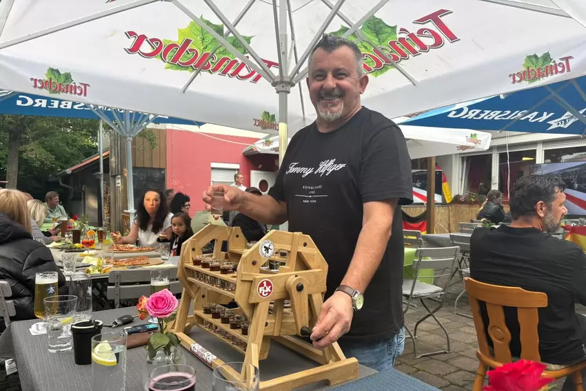 Blerim Abazi, der das Sportheim seit 2024 betreibt, gab zu Beginn eine Runde Shots aus.