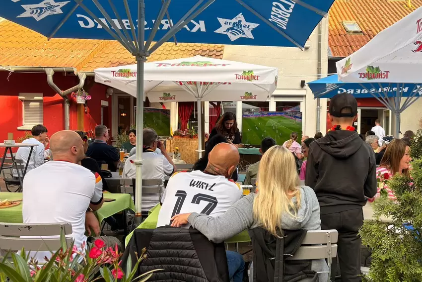 Die Gäste konnten drinnen und draußen das Spiel verfolgen.
