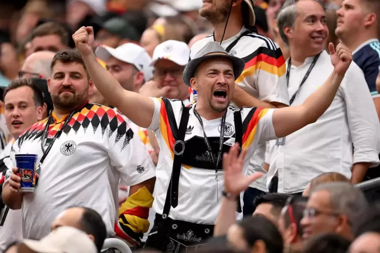 Viele deutsche Fans feuerten das Team in Houston an. Darunter waren auch viele US-Amerikaner in deutschen Trikots. 