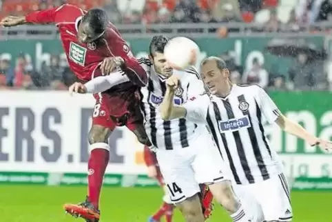 Blockiert: FCK-Stürmer Mo Idrissou kommt gegen die Aalener Tim Kister (Mitte) und Robert Lechleiter nicht durch. Foto: Kunz.