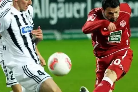 Volle Kanne: FCK-Kapitän Albert Bunjaku zieht ab, trifft aber auch nicht ins
Tor. Links Aalens Routinier Oliver Barth. FOTO: KU