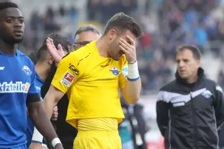 Frust nach dem Abstieg: Paderborns Daniel Heuer Fernandes verlässt nach dem 0:1 gegen Nürnbergden Platz. 