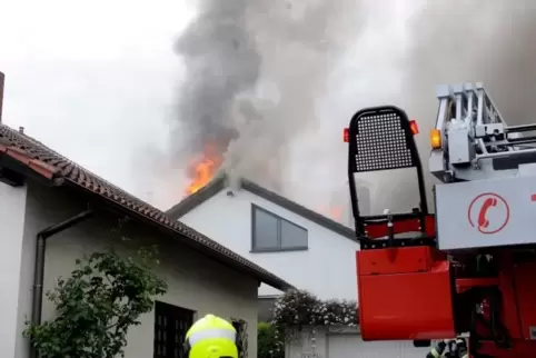 Flammen schlagen in dem Wachenheimer Wohnhaus aus dem Dach. 