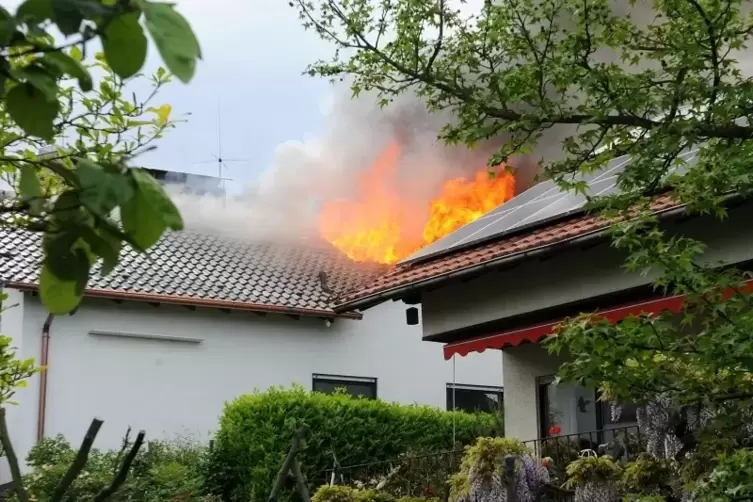 Flammen schlagen in dem Wachenheimer Wohnhaus aus dem Dach.