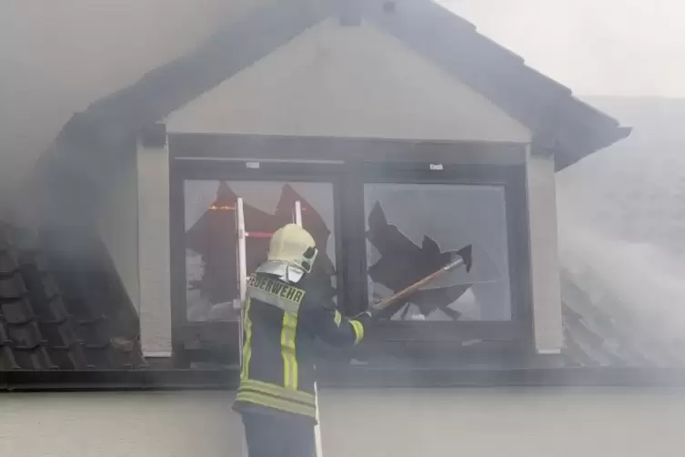 Die Feuerwehr bek&auml;mpft die Flammen.