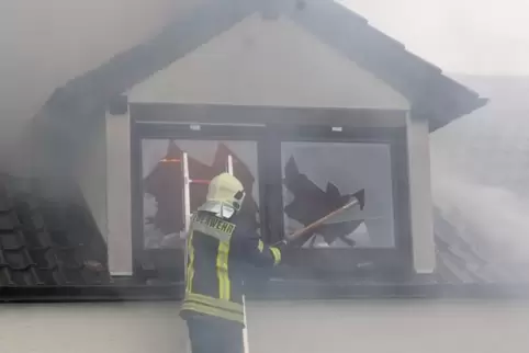 Die Feuerwehr bekämpft den Brand. 