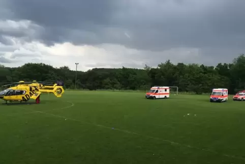 Hubschrauber und Rettungsfahrzeuge auf dem Sportplatz Hoppstädten.