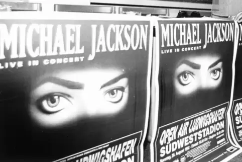 Stadion-Impressionen: Plakat zum Michael-Jackson-Konzert am 30. August 1992 zur Dangerous World Tour.
