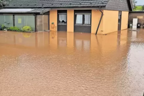 Wasser so weit das Auge reicht: Erneut ist der zu Alsenbrück-Langmeil gehörende Wäschbacherhof überflutet worden.