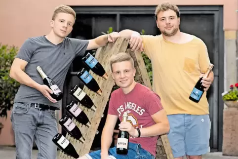  Axel, Felix und Christian Krack (von links) stehen zwar in einer Familientradition, haben aber genug Selbstbewusstsein für Sekt