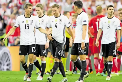 Zufriedenheit sieht anders aus: Wortführer Müller, daneben Schürrle, Höwedes, Gomez und Hector.