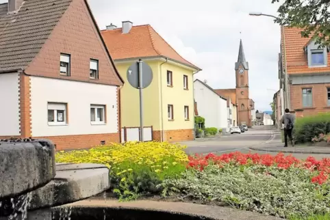 In der Ortsmitte: Hier befindet sich der alte Dorfkern mit protestantischer Kirche im Hintergrund. 