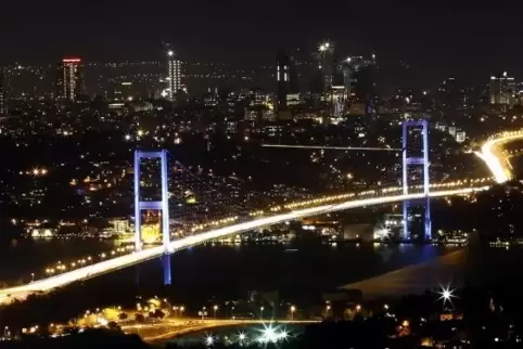 In Istanbul sollen derzeit Brücken über den Bosporus (hier ein Archivbild) vom Militär geschlossen worden sein. 