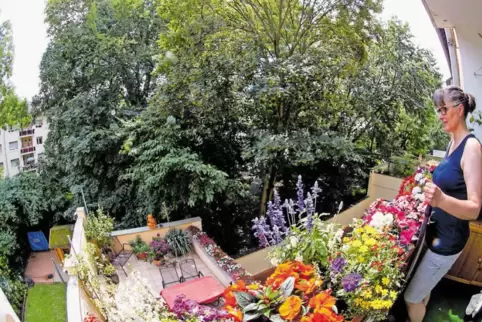 Freut sich auf einen weiterhin schönen Ausblick von ihrem Balkon: Claudia Emmrich. Sie hat 250 Protestunterschriften gesammelt. 