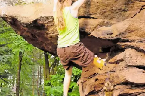 Übungsklettern im Pfälzerwald bei Böllenborn. 