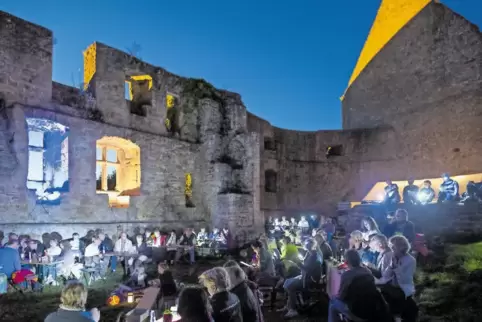 Einfach traumhaft: Singen im Licht der Taschenlampen vor der Silhouette von Burg Lichtenberg.