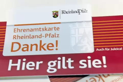 Post aus Mainz: So sieht die Ehrenamtskarte aus, die nach Prüfung durch eine Mitarbeiterin der Kreisverwaltung in Bad Dürkheim v