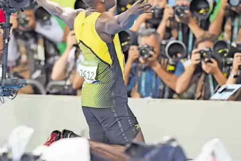 Alle Augen – und Fotoobjektive – auf den Superstar: Usain Bolt nach seinem Sieg über 200 Meter. 