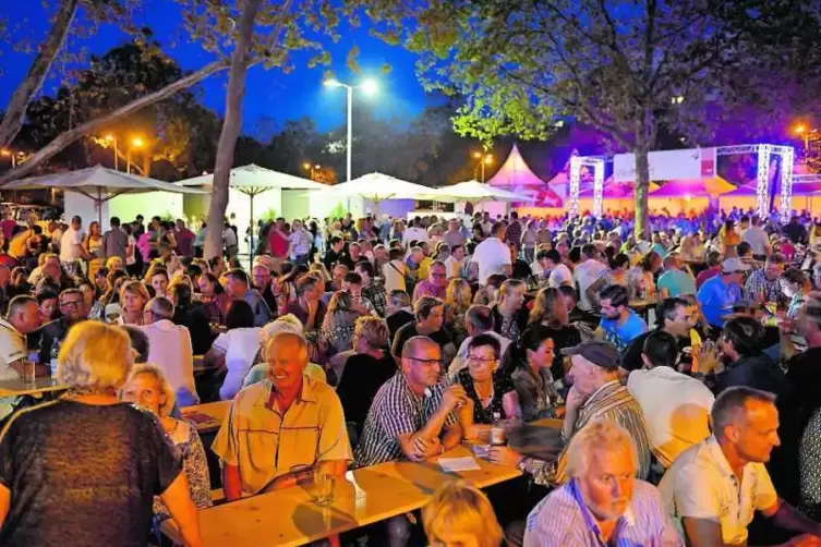 Das Weindorf war am Wochenende stets gut gef&uuml;llt.