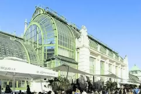  Das Palmenhaus, eine Glas-Eisenkonstruktion mit grünem Innenleben, ist eine Mischung aus Späthistorismus, Barock und Jugendsti