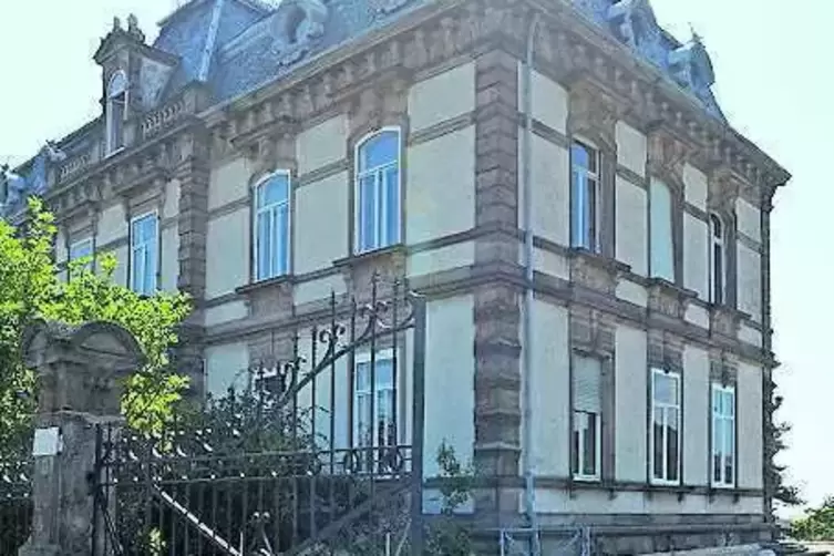 Die Villa B&ouml;hm vor zwei Jahren zu Beginn der Komplettsanierung von der Bahnhofstra&szlig;e aus gesehen.  