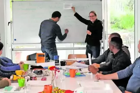 „Berufsbezogene Deutschförderung“ für Migranten gehört zum Angebot des ZAB. Antje Wechsler (stehend) leitet diesen Sprachkurs.