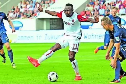 Bei diesem Hackentrick in Heidenheim hat sich FCK-Stürmer Jacques Zoua verletzt. Jetzt trainiert der Kameruner wieder. 