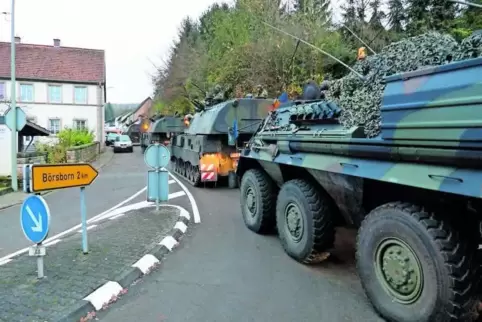 http://www.rheinpfalz.de/nachrichten/titelseite/artikel/bus-blockiert-nach-missgluecktem-wendemanoever-stundenlang-bienwald-b-9/