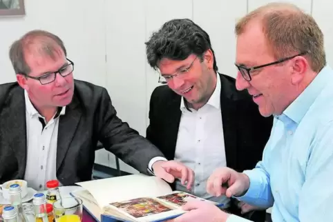 In Erinnerungen schwelgen Jürgen Oberholz, Christoph Glogger und Torsten Bechtel (v. l.) in der Dürkheimer Redaktion.