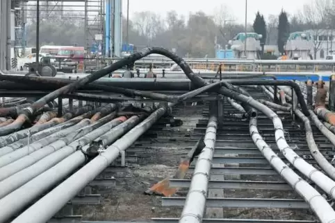 An den Rohrbögen (rechts) wurde gearbeitet, als es zur Katastrophe kam. Eine Ethylen-Pipeline wurde durch gewaltige Kräfte verfo
