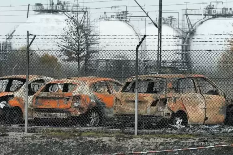 Noch 18 ausgebrannte Autos stehen auf dem angrenzenden Mitarbeiterparkplatz des Verkehrsterminals.