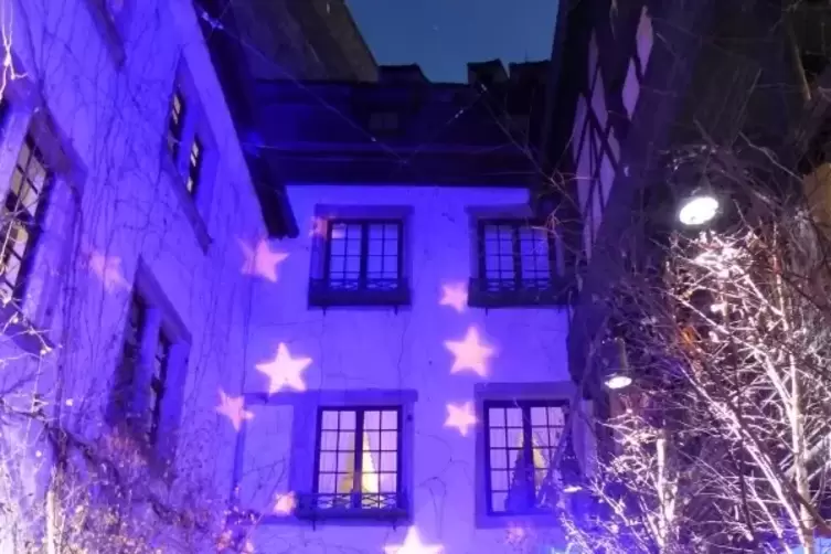 Mit Sternen angestrahltes Haus.