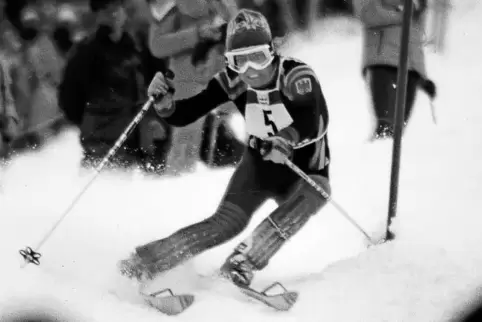 Schwarz-weiß-Bild von Skifahrerin Rosi Mittermaier.