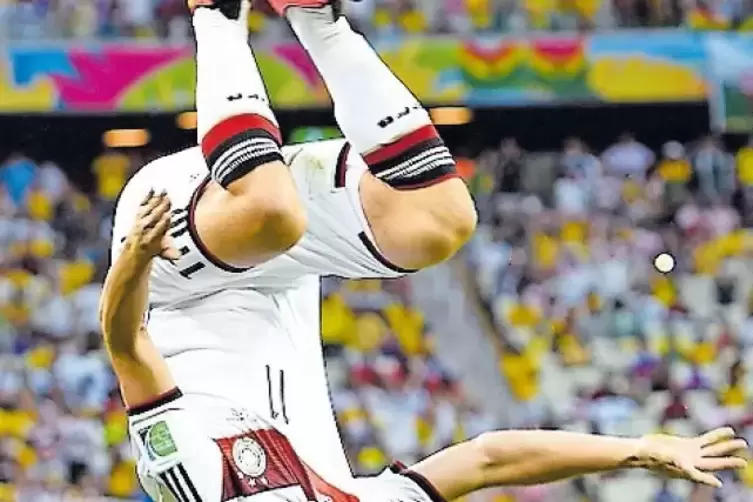 Miroslav Klose schl&auml;gt einen Salto.