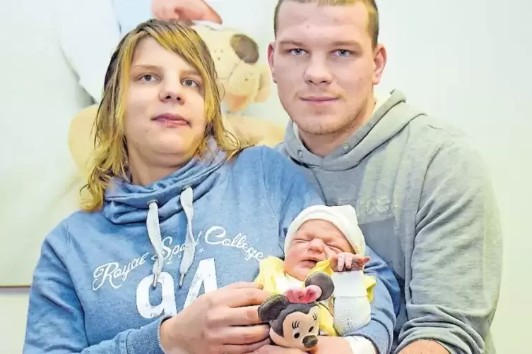 Eltern mit Neugeborenem. 