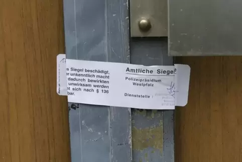 Das Amtliche Siegel verschließt die Zugänge zum Haus.