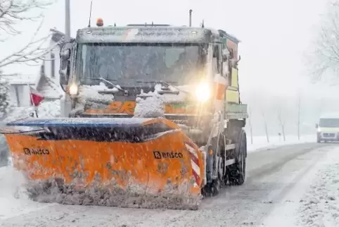 Alle Hände voll zu tun hatten die Fahrer des Räumdienstes gestern – zum Beispiel bei Körborn. 