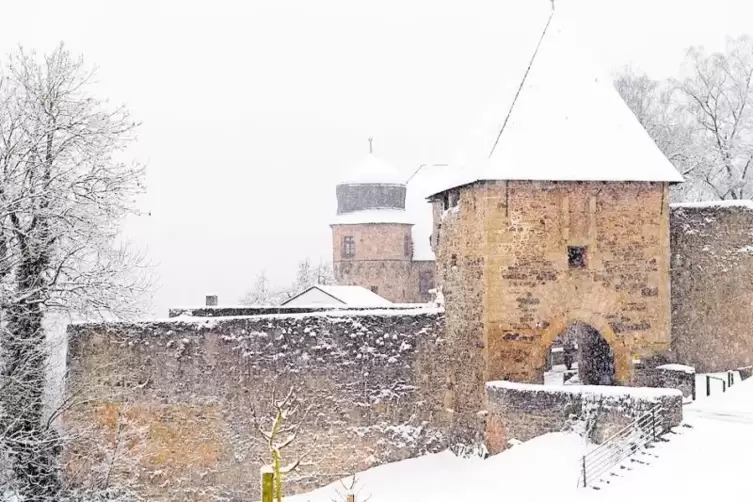 War gestern auf schneebedeckten Stra&szlig;en nicht leicht zu erreichen: Burg Lichtenberg. 